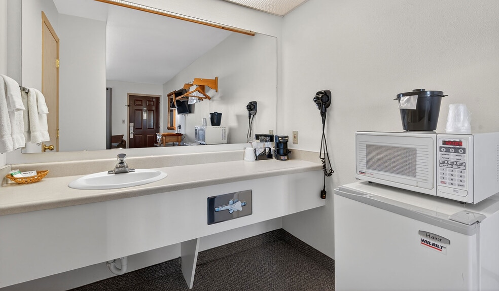 More Photos Of 102 E Greenwood St, Enterprise Hotel For Sale