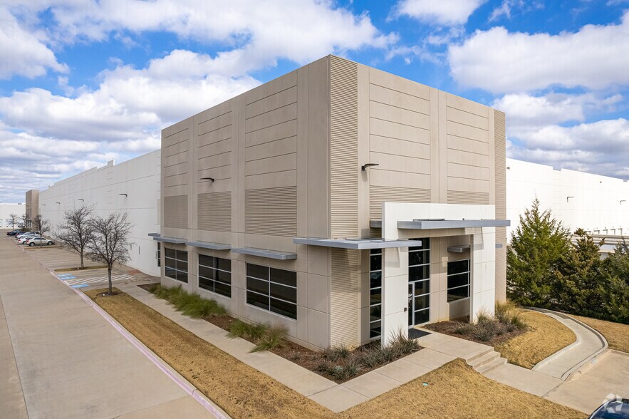 More Photos Of 501 Gerault Rd, Flower Mound Warehouse For Lease