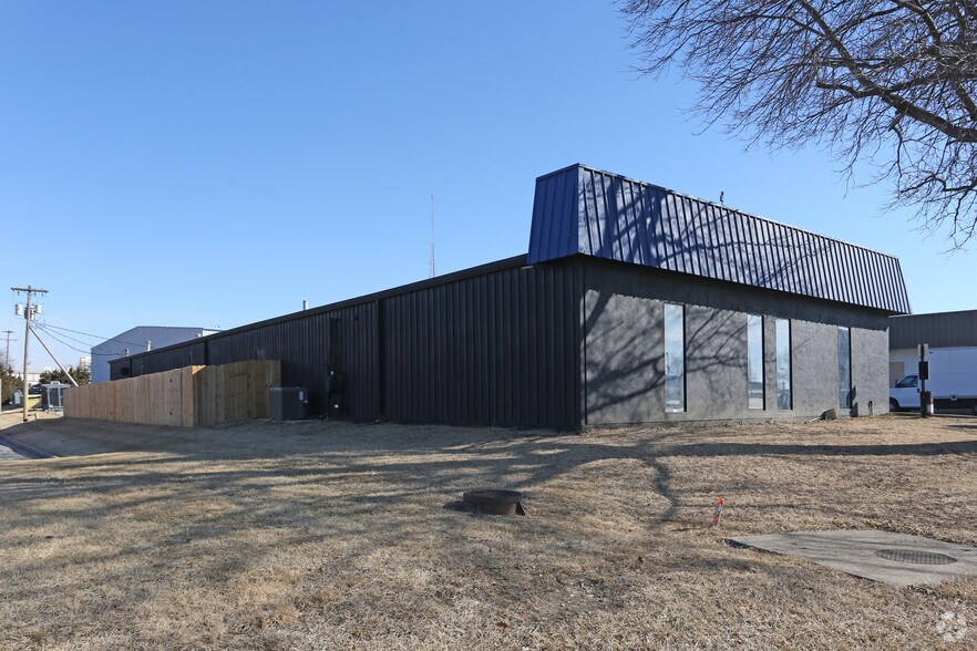 More Photos Of 417 N Rawhide Dr, Olathe Flex For Sale