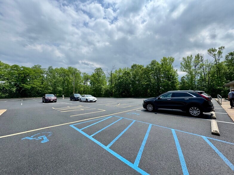 More Photos Of 625 Barksdale Rd, Newark Medical For Lease