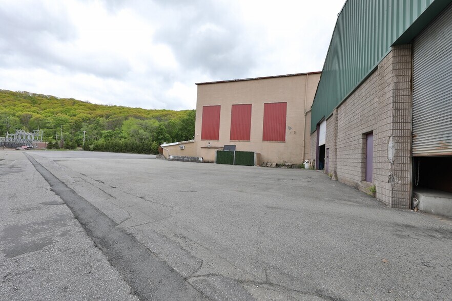 More Photos Of 126 E Dickerson St, Dover Warehouse For Lease