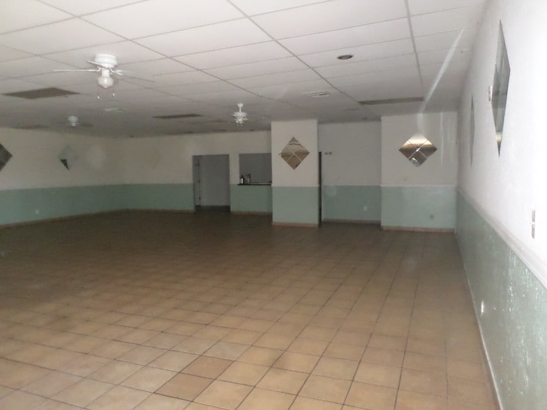 More Photos Of 5832 W San Miguel Ave, Glendale General Retail For Lease