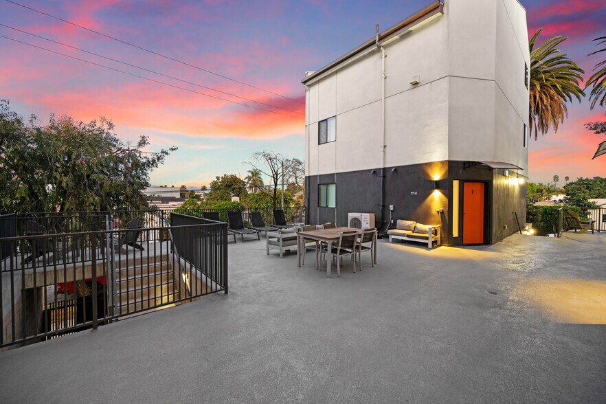 More Photos Of 2301 S Cloverdale Ave, Los Angeles Apartments For Sale