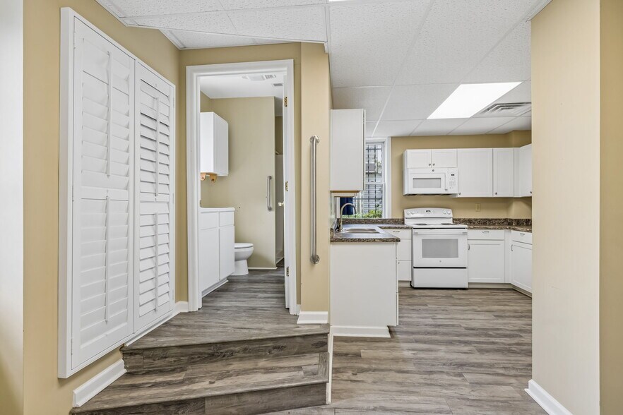 More Photos Of 609 W 7th St, Columbia Office For Sale