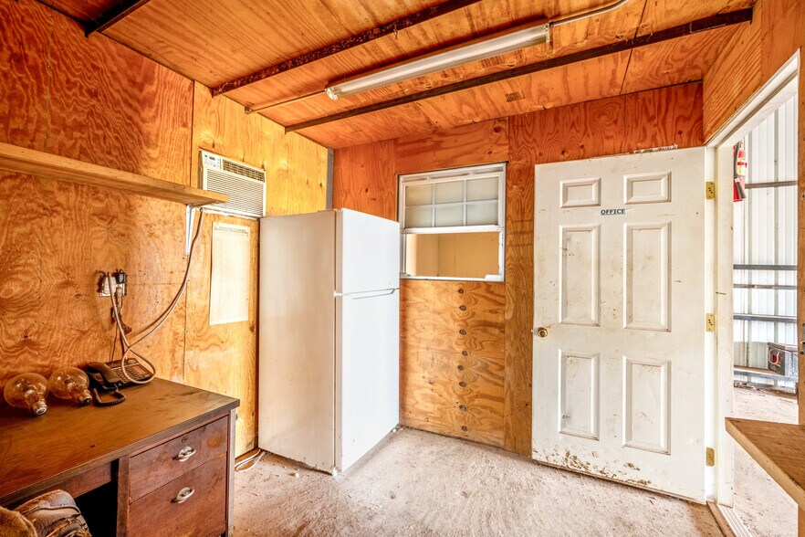More Photos Of 403 Linwood Plz, Lindsay Warehouse For Sale