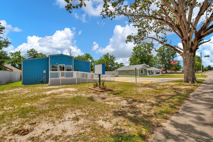 More Photos Of 2407 W 5th St, Lumberton Office For Sale
