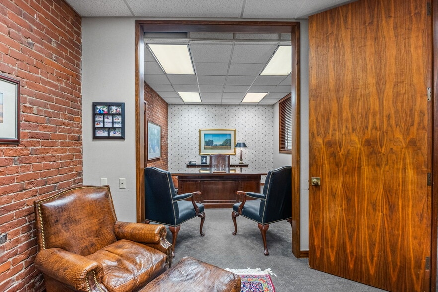 More Photos Of 387 Court St NE, Salem Office For Sale