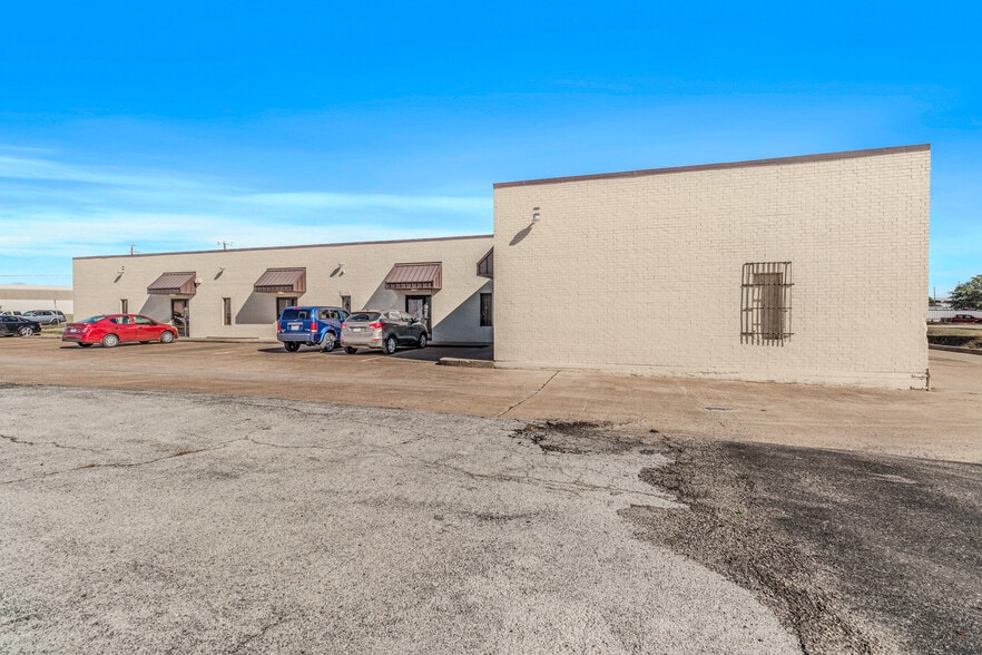 More Photos Of 8358 Moberly Ln, Dallas Light Distribution For Lease