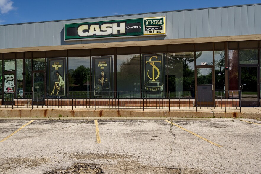 More Photos Of 3702-3748 N Main St, Rockford Storefront For Lease