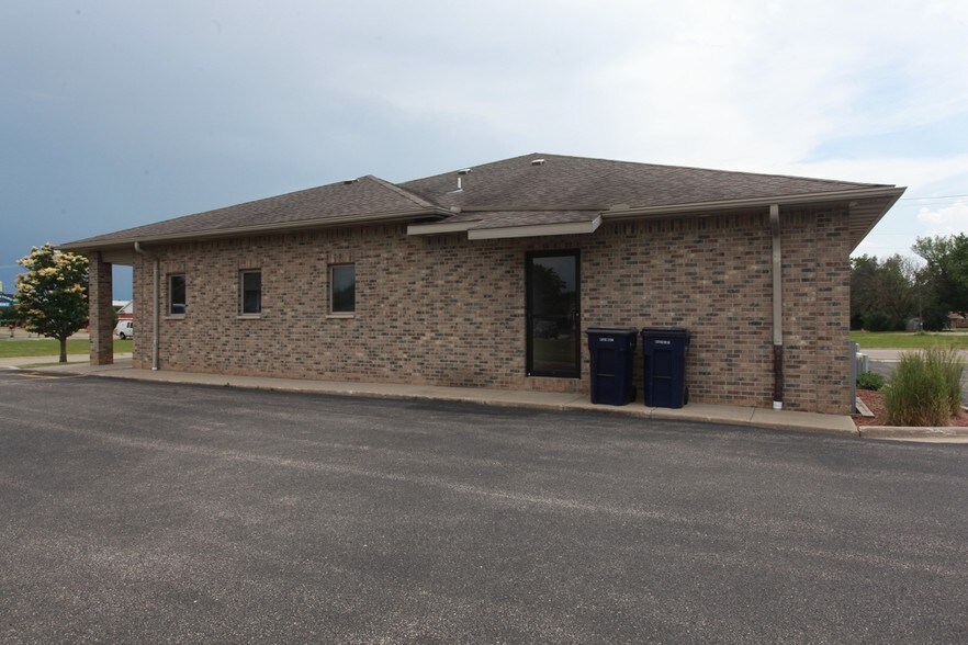 More Photos Of 1305 Excalibur Dr, Janesville Office For Sale