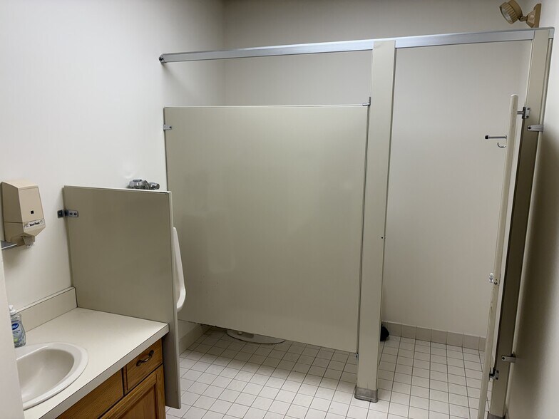 More Photos Of 117 Londonderry Tpke, Hooksett Flex For Lease