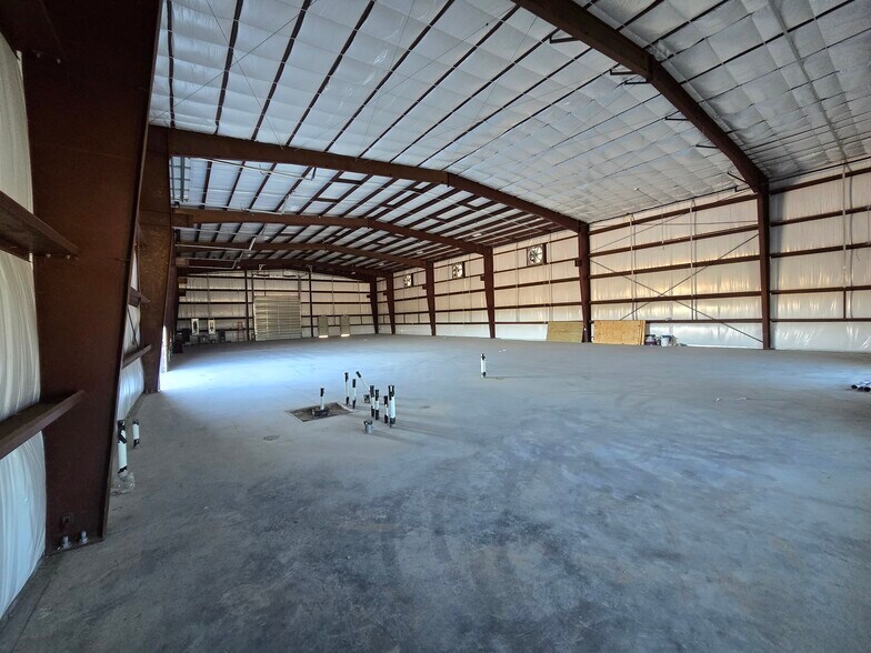 More Photos Of 320 E Olive St, League City Warehouse For Lease