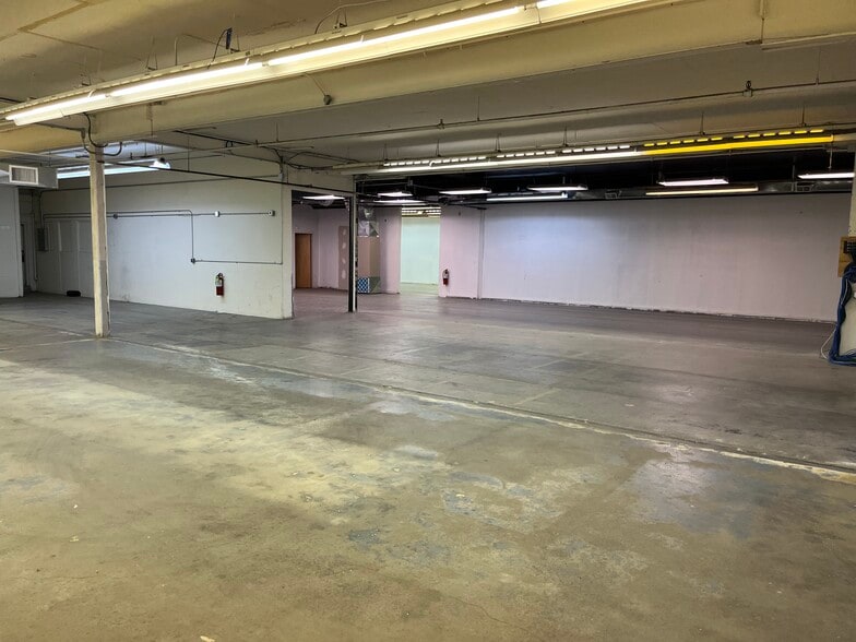 More Photos Of 25 Perry Ave, Norwalk Warehouse For Lease