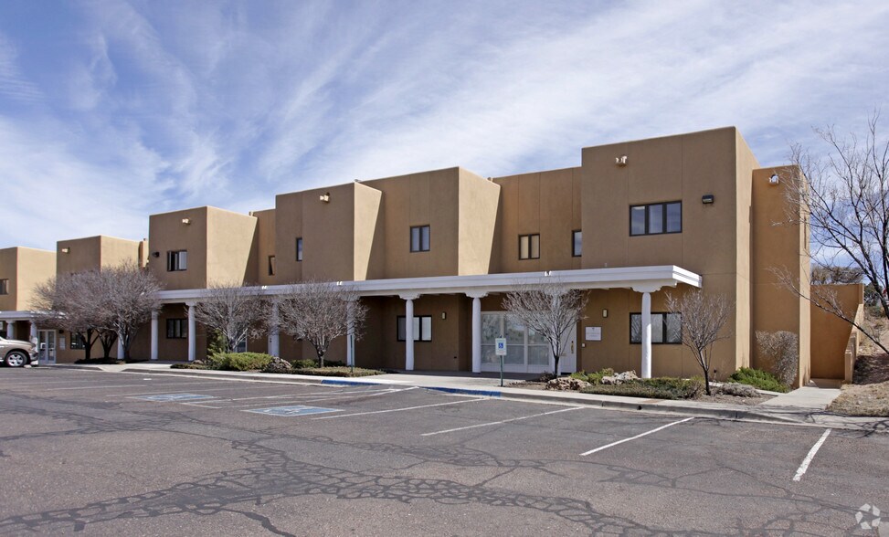 Primary Photo Of 435 Saint Michaels Dr, Santa Fe Medical For Lease