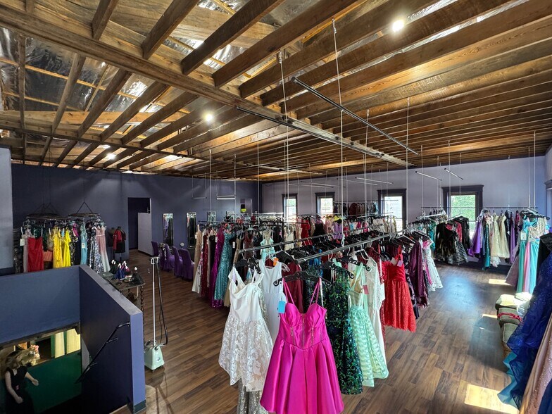 More Photos Of 414 5th St, Illiopolis General Retail For Sale