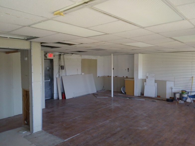 More Photos Of 14156 Eureka Rd, Southgate Freestanding For Sale