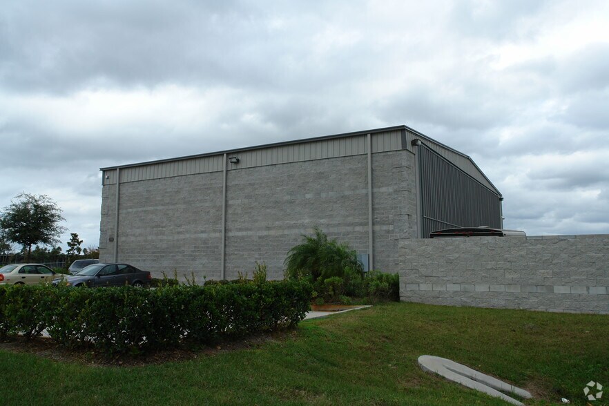 More Photos Of 905 Biscayne Blvd, Deland Airplane Hangar For Lease