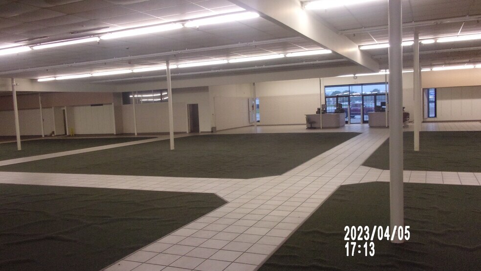 More Photos Of 1656 Martin Luther King Blvd N, Greenville Department Store For Sale