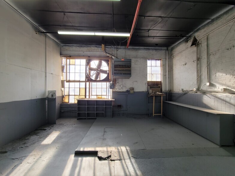 More Photos Of 830 Barry St, Bronx Warehouse For Lease