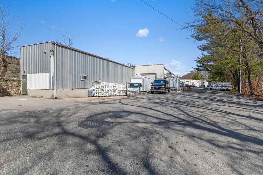 More Photos Of 55 Poplar St, Stamford Light Distribution For Sale