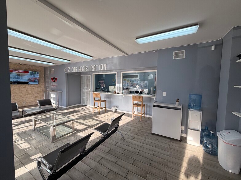 More Photos Of 3113 Middlefield Rd, Redwood City Flex For Lease
