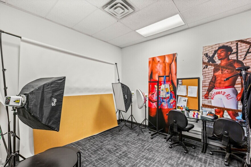 More Photos Of 4570 W Post Rd, Las Vegas Showroom For Lease