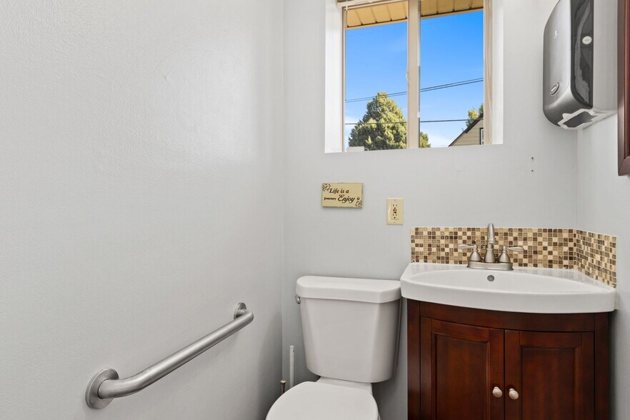 More Photos Of 2120 Logan Ave, Cheyenne Healthcare For Sale