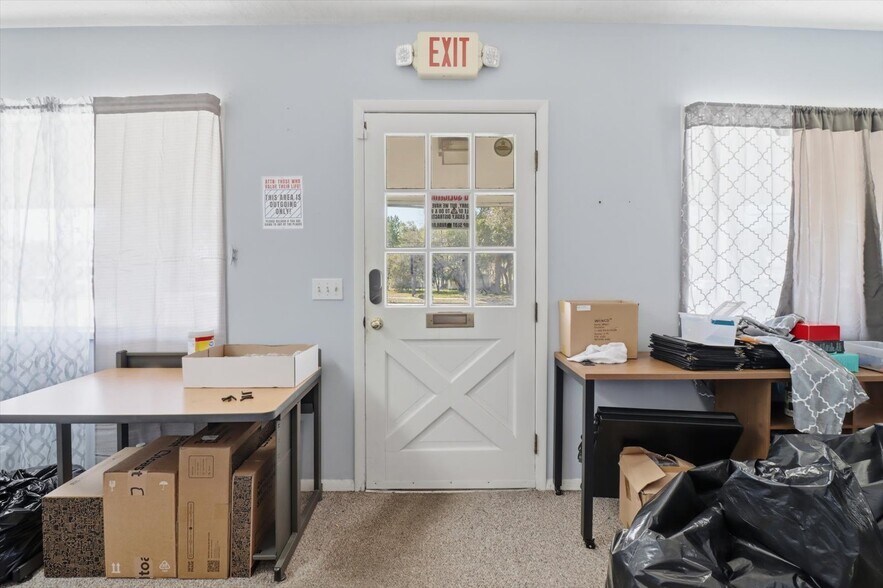 More Photos Of 823 NE 5th St, Crystal River Office For Sale