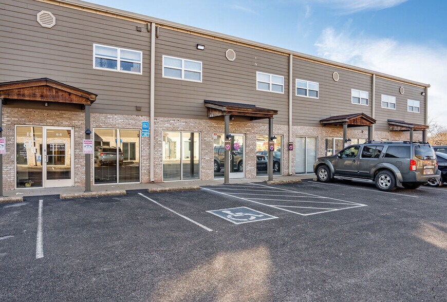 Primary Photo Of 4922 Port Royal Rd, Spring Hill Showroom For Lease