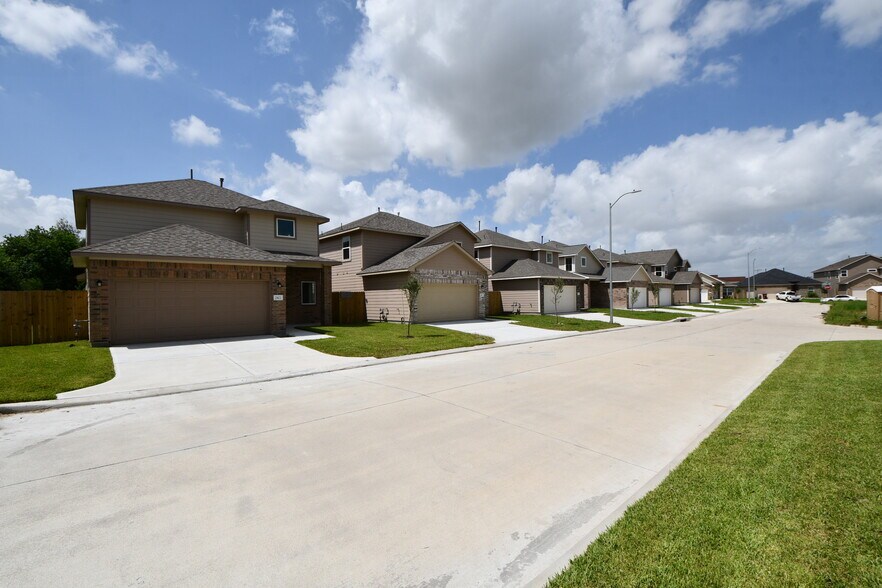 More Photos Of 2815 Bowlin Leaf Ln, Houston Multifamily For Sale