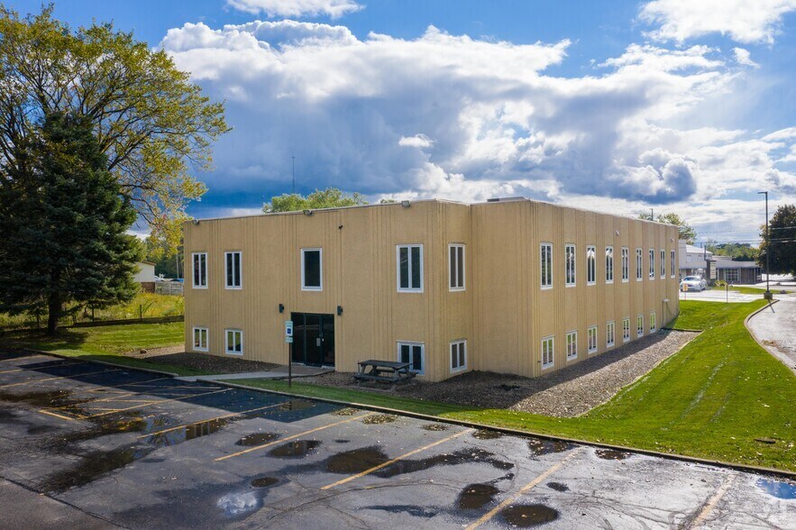 Primary Photo Of 1065 Lake Ave, Woodstock Office For Lease