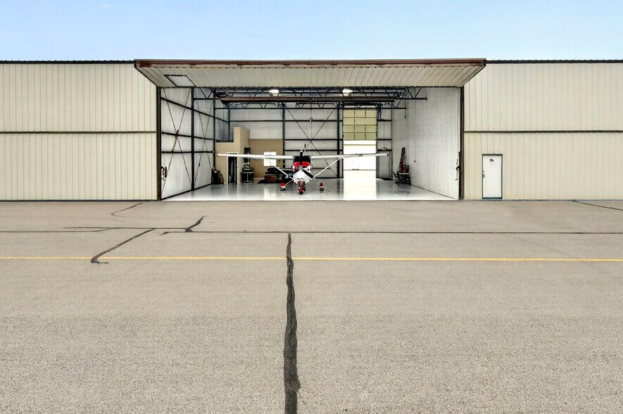 More Photos Of 7161 S Peoria St, Englewood Airplane Hangar For Sale
