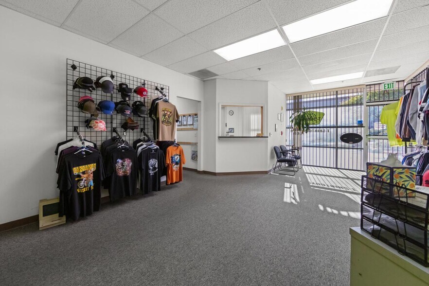 More Photos Of 661 Cochran St, Simi Valley Manufacturing For Sale