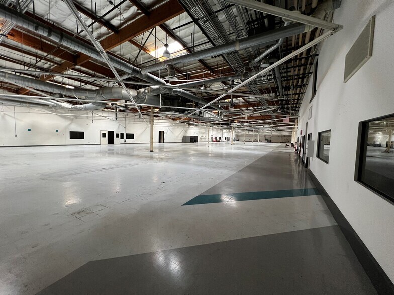 More Photos Of 200 Science Dr, Moorpark Light Manufacturing For Lease