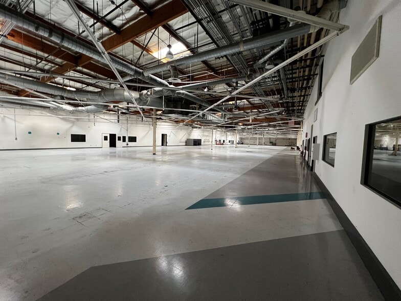 More Photos Of 200 Science Dr, Moorpark Light Manufacturing For Lease