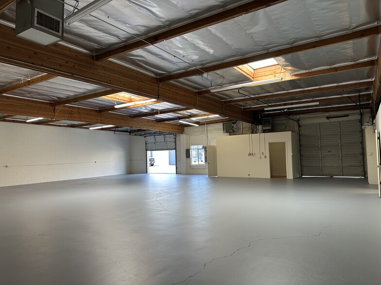 More Photos Of 15204 Stagg St, Van Nuys Distribution For Lease
