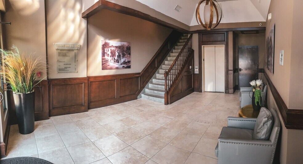 More Photos Of 100-102 W Oak St, Denton Office For Lease