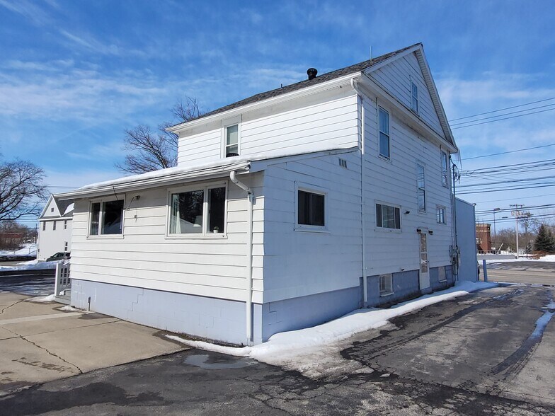 More Photos Of 596 E Main St, Batavia Freestanding For Lease