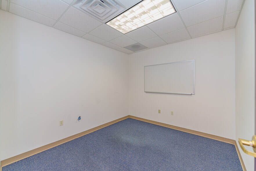 More Photos Of 10 Maxwell Dr, Clifton Park Medical For Lease