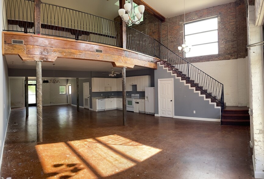 Primary Photo Of 27 N Main St, Springfield Specialty For Lease