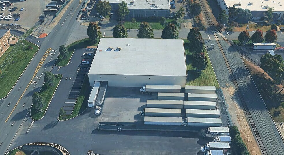 More Photos Of 7 Parkway Pl, Edison Warehouse For Lease