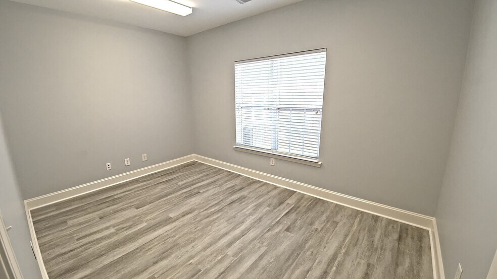 More Photos Of 239-243 River Park North Dr, Woodstock Office For Sale