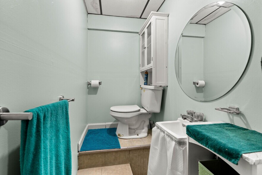 More Photos Of 25 Beacon St, Amesbury Showroom For Sale