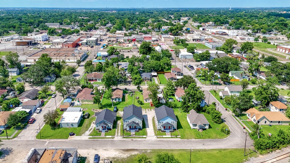More Photos Of 214 W Republic St, Baytown Apartments For Sale