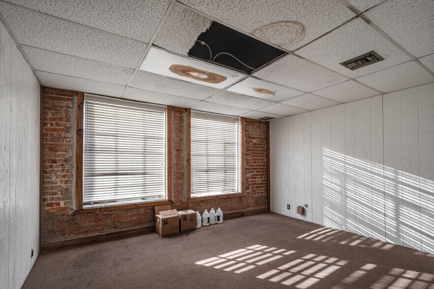 More Photos Of 318 N Washington Ave, Livingston General Retail For Sale