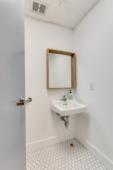 More Photos Of 16945 General Puller Hwy, Deltaville Office For Sale