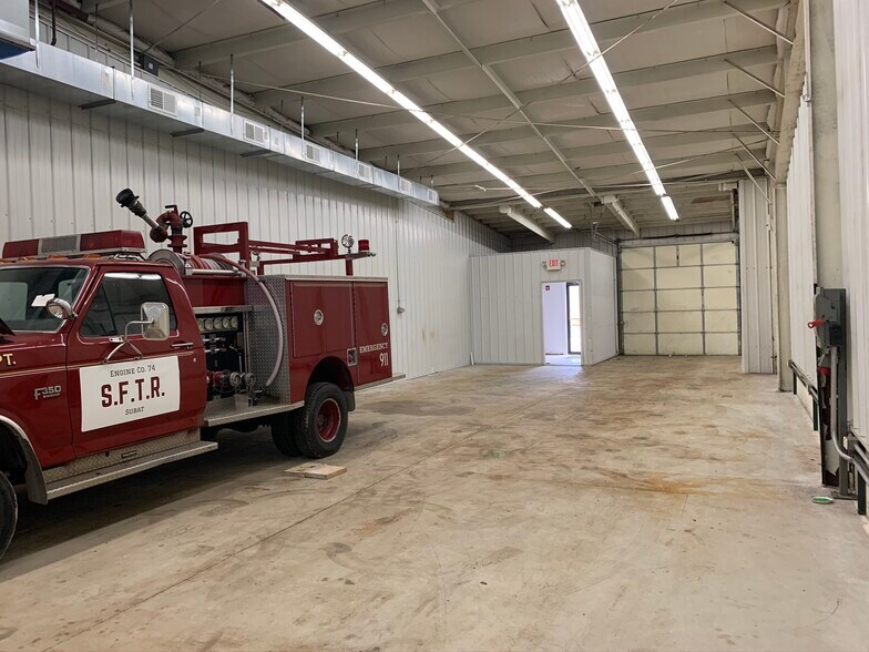 More Photos Of 106 Beaver St, Yorkville Warehouse For Lease