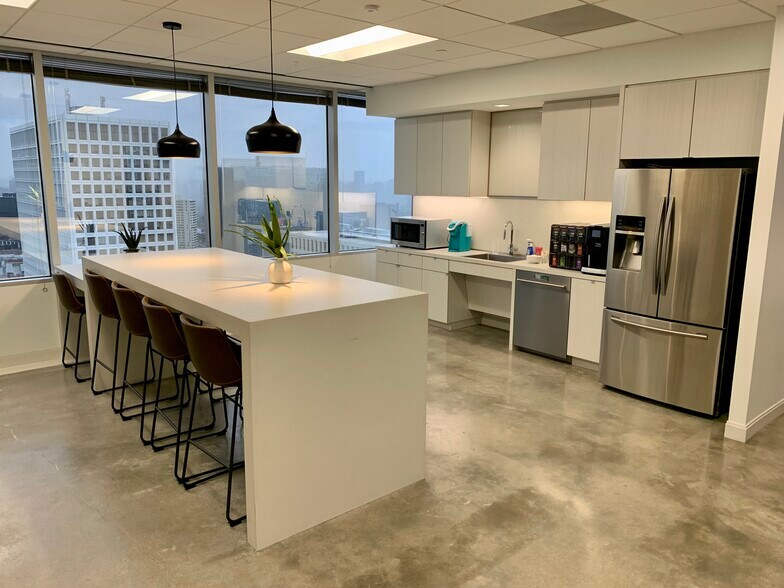 More Photos Of 3200 Southwest Fwy, Houston Office For Lease