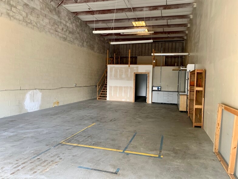 More Photos Of 1575 Cattlemen Rd, Sarasota Showroom For Lease