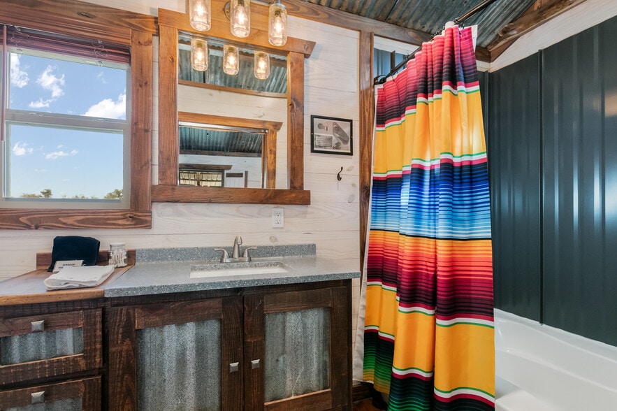 More Photos Of 100 Five Star Trl, Fredericksburg Hotel For Sale